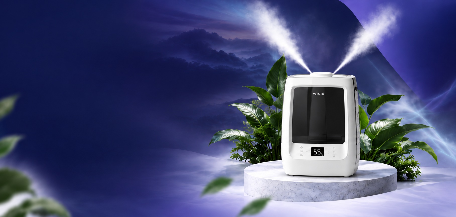 WINIX L500 luchtbevochtiger met nevel op een paars podium WINIX L500 humidifier releasing mist on a purple podium